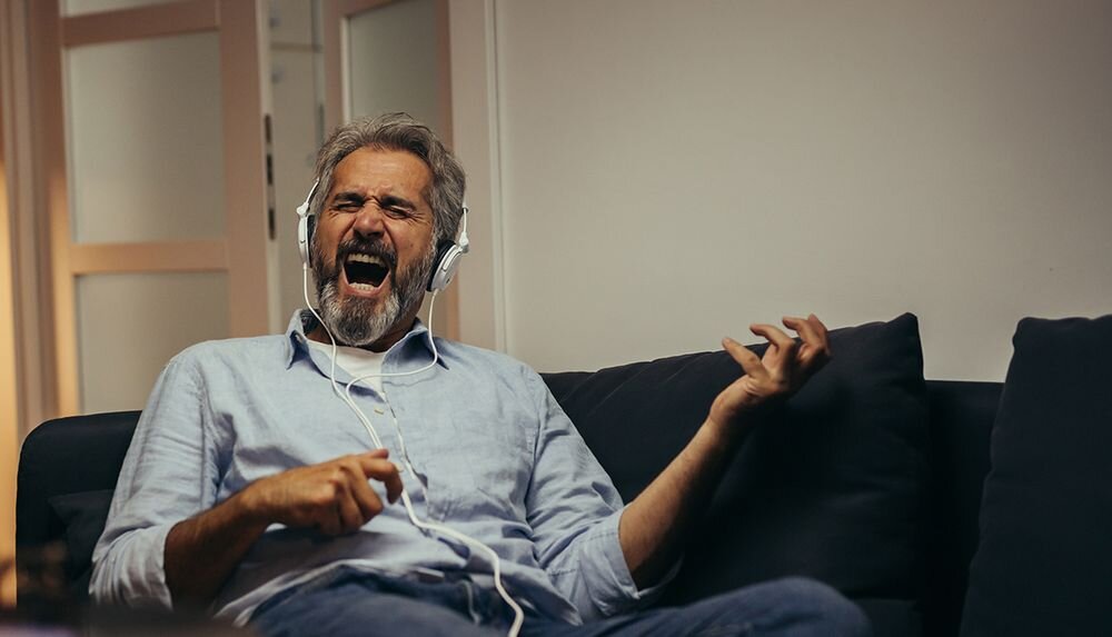 Radio SHARP DR-P420 gniazdo słuchawkowe prywatne słuchanie muzyki, osoba z założonymi słuchawkami nausznymi