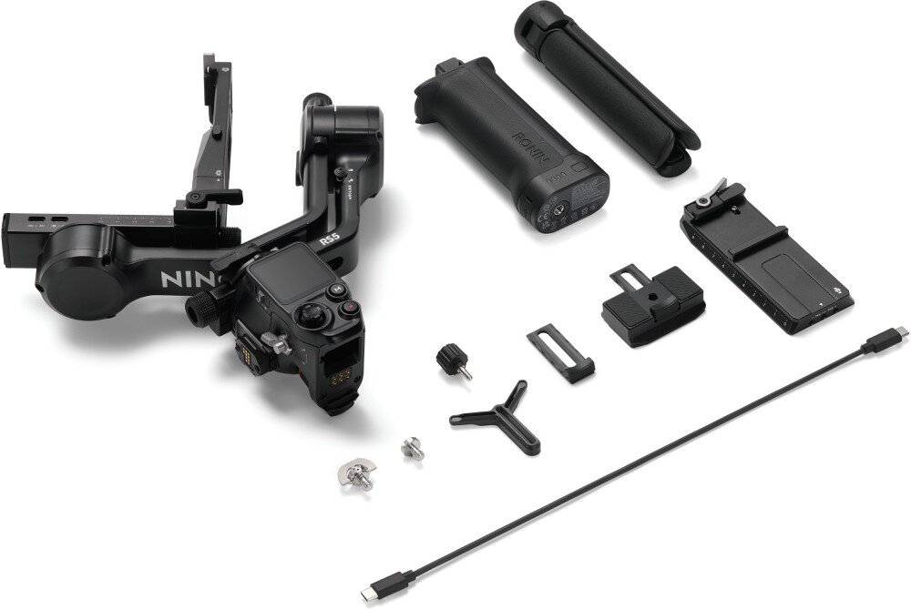 Gimbal DJI RS 5 Kompletny zestaw gimbalów kamerowych rozłożony na białym tle, zawierający główne urządzenie stabilizujące, uchwyty, akcesoria montażowe, kable oraz czarne etui transportowe z logo Ronin
