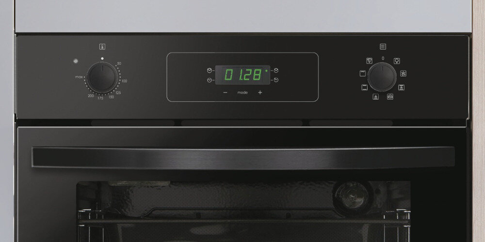 PIEKARNIK CANDY FIDCP N615 L front wyświetlacz włączony czarny panel sterowania pokrętła ikony interfejs prostota wygoda szybkie bezproblemowe użytkowanie