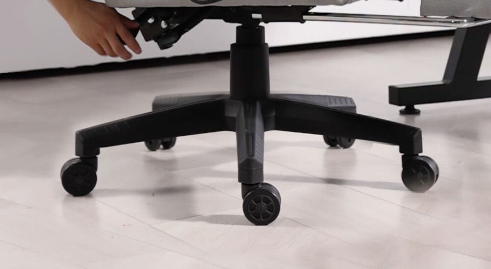 Fotel COBRA Player 5.0 CRF52 czarno-biały + podnóżek kółka nie rysujące podłogi zapewniające cichą pracę obrót kółek o 360° lekkość przemieszczania