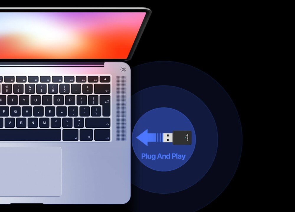 Karta sieciowa TENDA U11 Widok z góry na część laptopa z adapterem USB włożonym do portu. Obok znajduje się grafika z niebieską strzałką i napisem „Plug And Play”, podłączenie, gniazdo, sterownik
