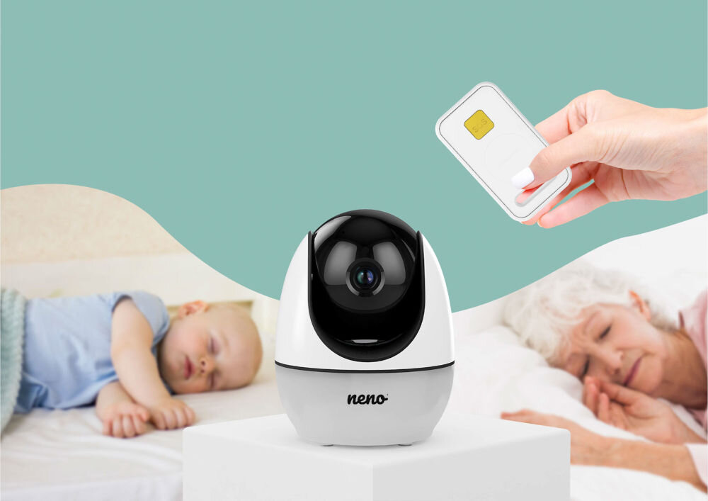 Na obrazie znajduje się elektroniczna niania z napisem \'neno\' umieszczona na białej podstawie. W tle widać śpiące dziecko i osobę dorosłą, a z boku rękę trzymającą niewielkie urządzenie.