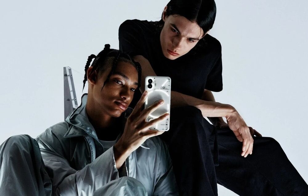 Smartfon NOTHING Phone 2   ekran bateria aparat procesor ram pamięć pojemność rozdzielczość zdjęcia filmy opis dane cechy blokady system łączność wifi bluetooth obudowa szkło odporność porty muzyka transfer sieć przekątna matryca waga czujniki oled amoled ips