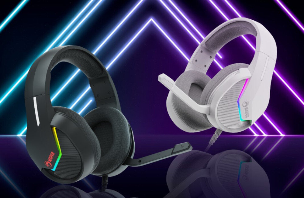 Słuchawki MARVO H8618 Tactic 40 - Zanurz się w świat rozgrywki, dwa gamingowe zestawy słuchawkowe – czarny i biały – z podświetleniem RGB, miękkimi nausznikami i odłączanym mikrofonem, ustawione na tle neonowej grafiki.
