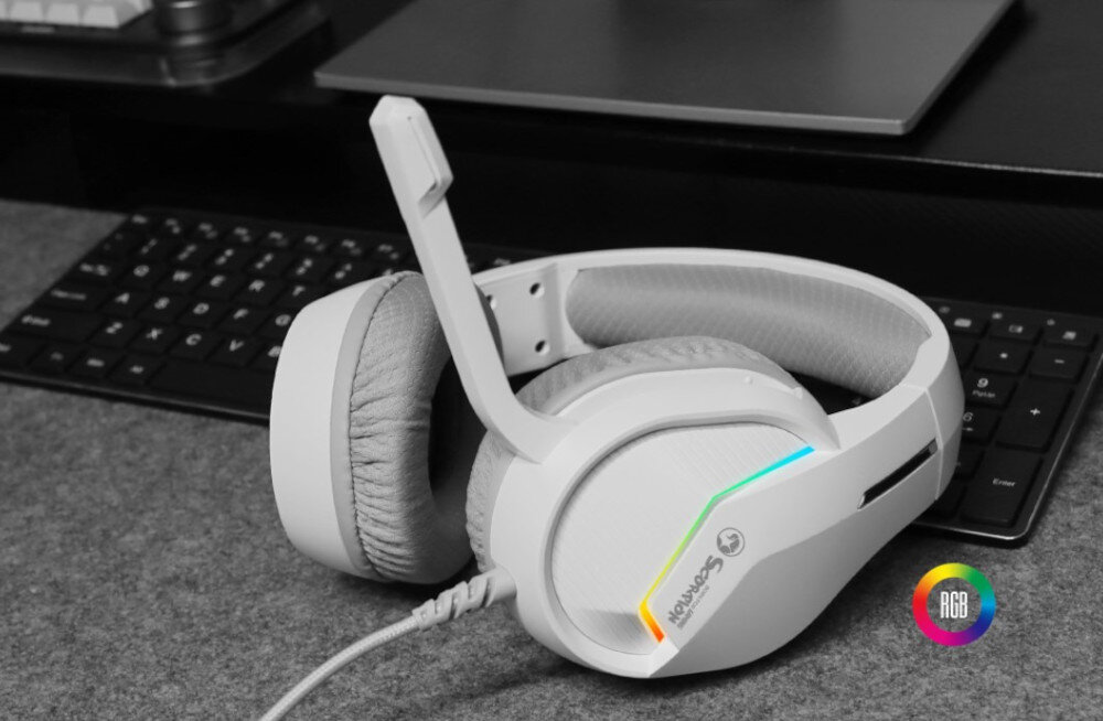 Słuchawki MARVO H8618 Tactic 40 - Efektowny styl z RGB, Słuchawki gamingowe z podświetleniem RGB umieszczone na biurku, obok klawiatury i monitora