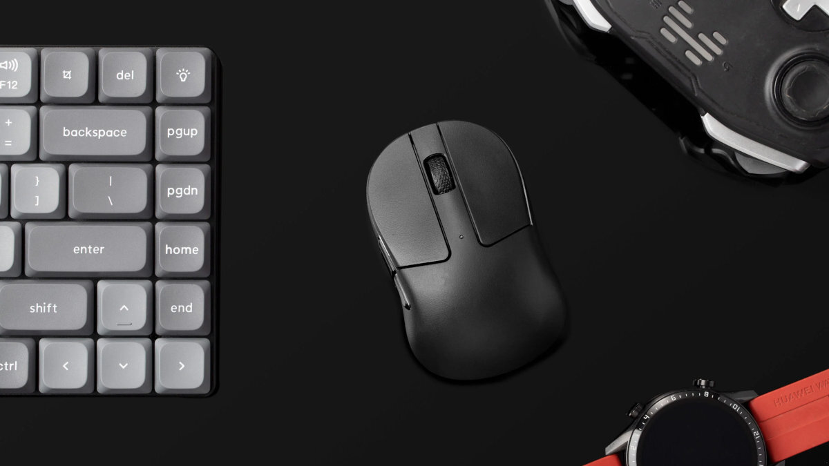 KEYCHRON M4 M4 PixArt PAW3395 DPI do 26 000 i śledzenie prędkości ruchu na poziomie 650 IPS polling rate 1000 Hz (standardowy) a 4000 Hz (tryb 4K) M4 pracy biurowej gamingowych - Czarna mysz bezprzewodowa obok klawiatury komputerowej na czarnym biurku