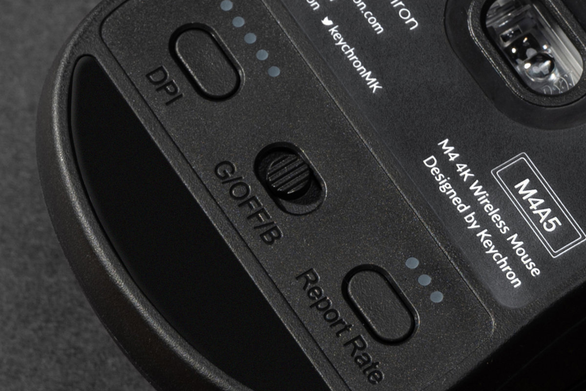 KEYCHRON M4 trzy opcje połączenia: stabilną 2.4 GHz Bluetooth 5.1 tryb przewodowy przez USB‑C Polling rate przewodowym i 2.4 GHz 1000 Hz (lub 4000 Hz w wersji 4K), Bluetooth 125 Hz szybkiego przełączenia między trzema urządzeniami bez potrzeby parowania - Zbliżenie na spodnią część myszy komputerowej, widoczne przyciski DPI oraz przełącznik trybów pracy