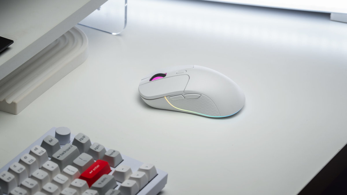 KEYCHRON M3 osobach praworęcznych naturalnego ułożenia dłoni odpowiedniemu wyprofilowaniu przyciski - Biała mysz z podświetleniem RGB na białym biurku obok klawiatura o białych i czerwonych klawiszach