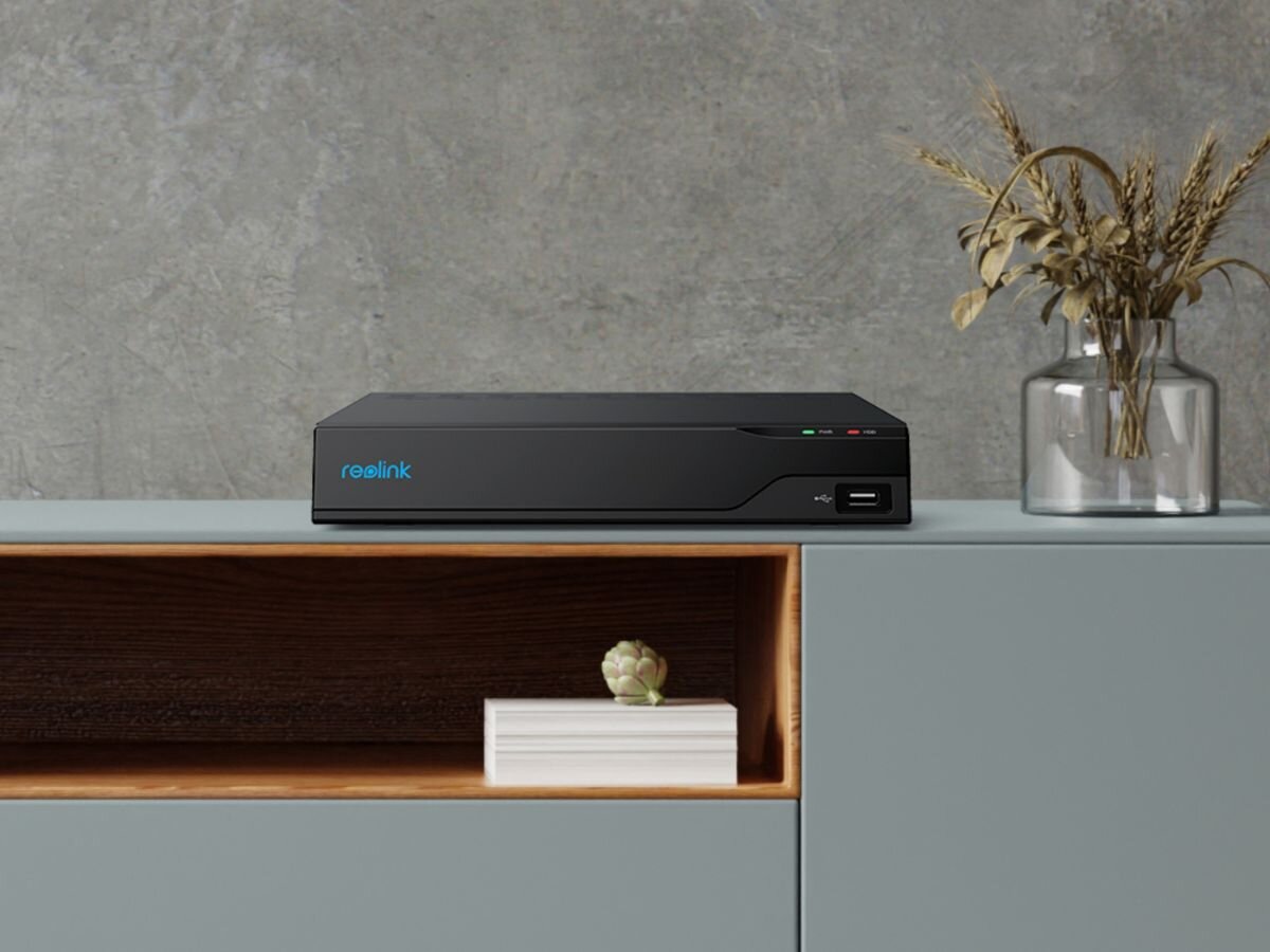 Rejestrator REOLINK NVS4 - Pamiętaj o bezpieczeństwie, Rejestrator położony na komodzie