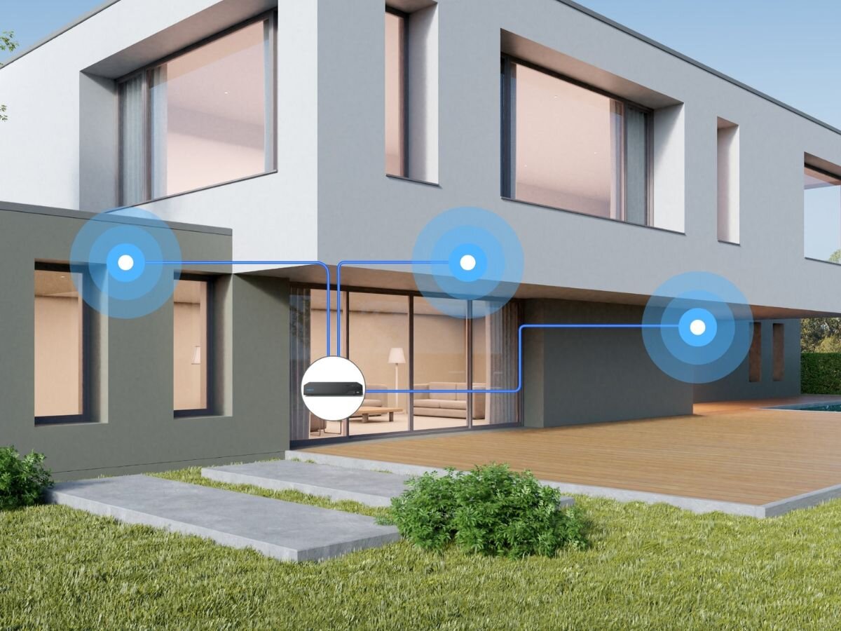 Rejestrator REOLINK NVS4 - Wszystko w jednym miejscu, dom z umiejscowionym rejestratorem i pokazanym zasięgiem odbioru danych