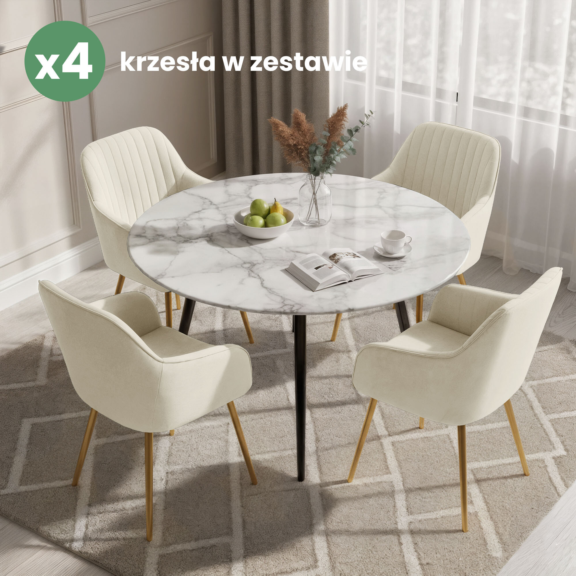 Na obrazie widoczny jest okrągły stół z marmurowym blatem, otoczony czterema kremowymi krzesłami z przeszyciami i złotymi nogami. W lewym górnym rogu znajduje się napis \'x4 krzesła w zestawie\'.
