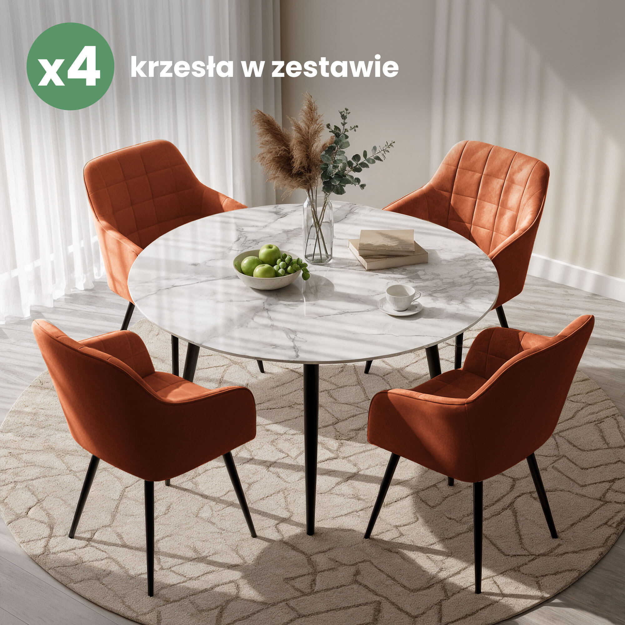 Cztery miedziane krzesła tapicerowane z przeszyciami kwadratowymi otaczają okrągły, marmurowy stół na czarnych nogach. Na stole znajduje się misa z zielonymi owocami, filiżanka, książki i wazon z suszonymi trawami oraz gałązką eukaliptusa; w tle widoczne są zasłony, a na górze napis \'x4 krzesła w zestawie\'.