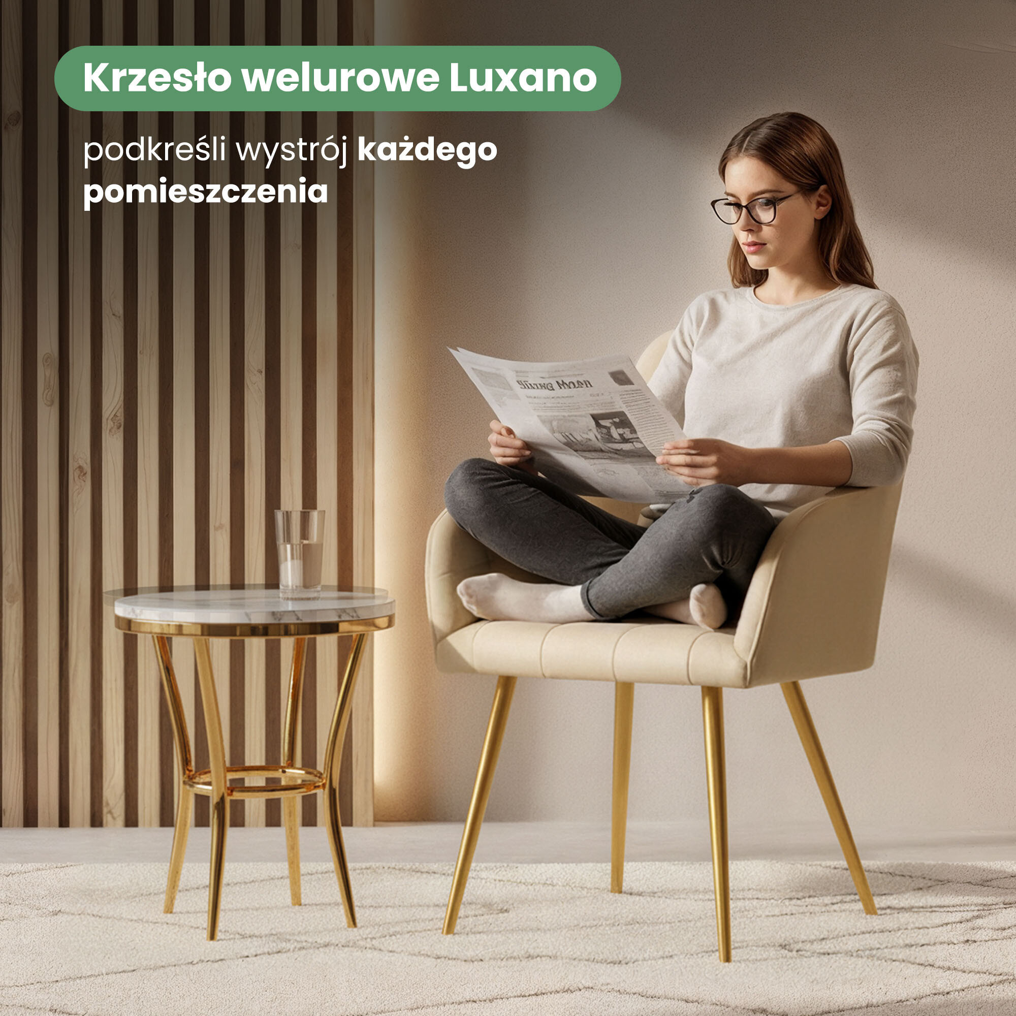 Osoba siedzi na beżowym krześle z przeszyciami kwadratowymi i złotymi nogami, trzymając gazetę. Obok znajduje się stolik z marmurowym blatem i szklanką, a na ścianie widnieje napis \'Krzesło welurowe Luxano podkreśli wystrój każdego pomieszczenia\'.