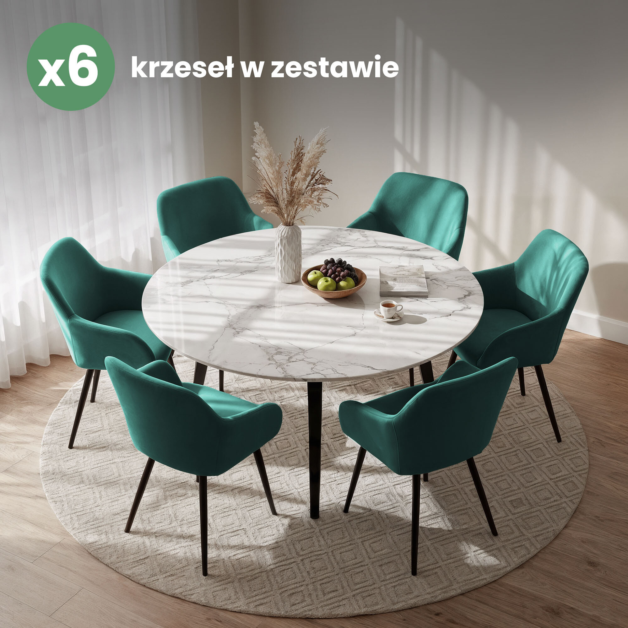 Na obrazie znajduje się okrągły stół z marmurowym blatem, otoczony sześcioma welurowymi krzesłami w kolorze butelkowej zieleni z czarnymi nogami. Na stole stoi wazon z suszonymi trawami, miska z owocami i filiżanka, a w rogu widnieje napis \'x6 krzeseł w zestawie\'.