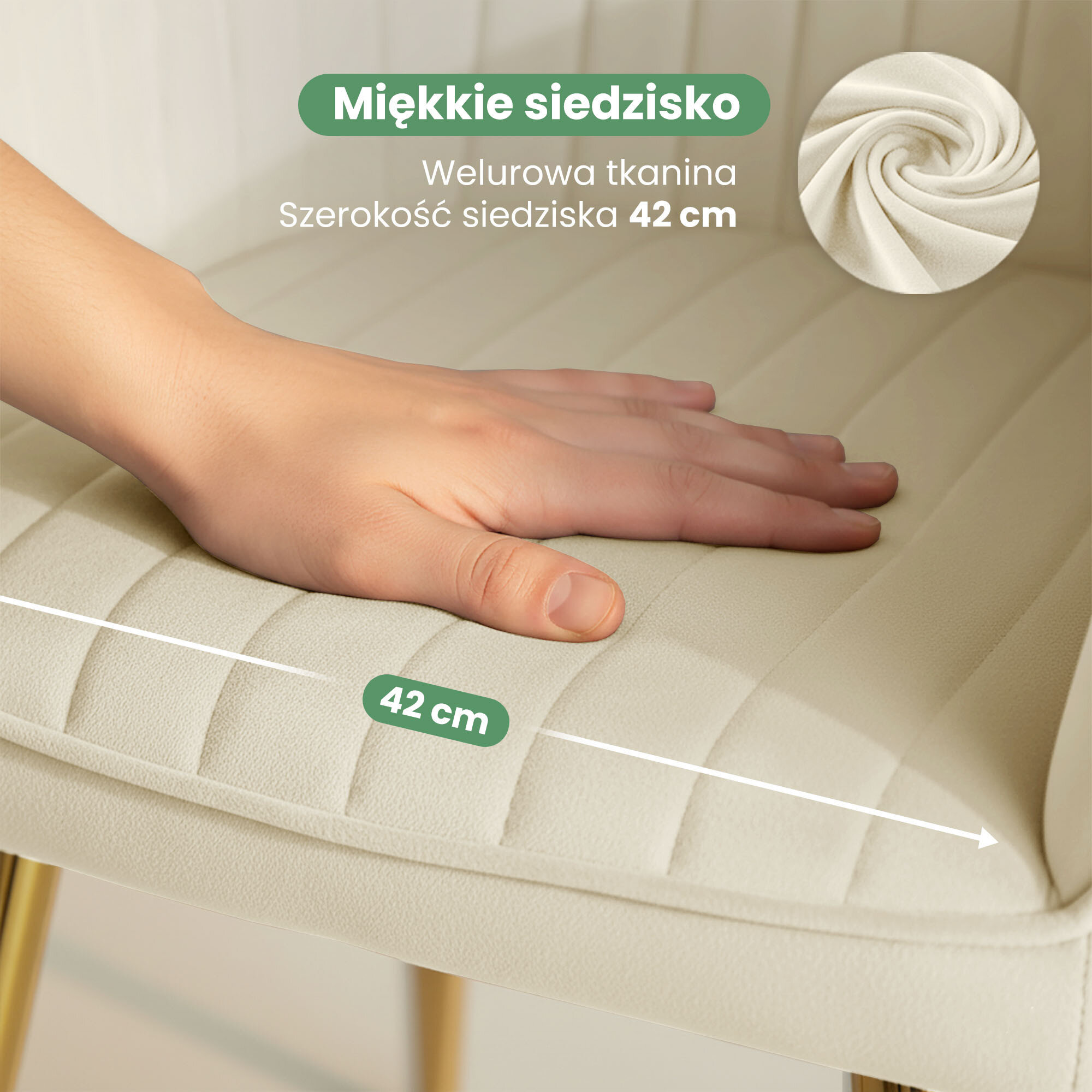 Na zdjęciu widać kremowe, welurowe siedzisko krzesła z przeszyciami, na którym spoczywa dłoń. Widoczny tekst: \'Miękkie siedzisko, Welurowa tkanina, Szerokość siedziska 42 cm\'.