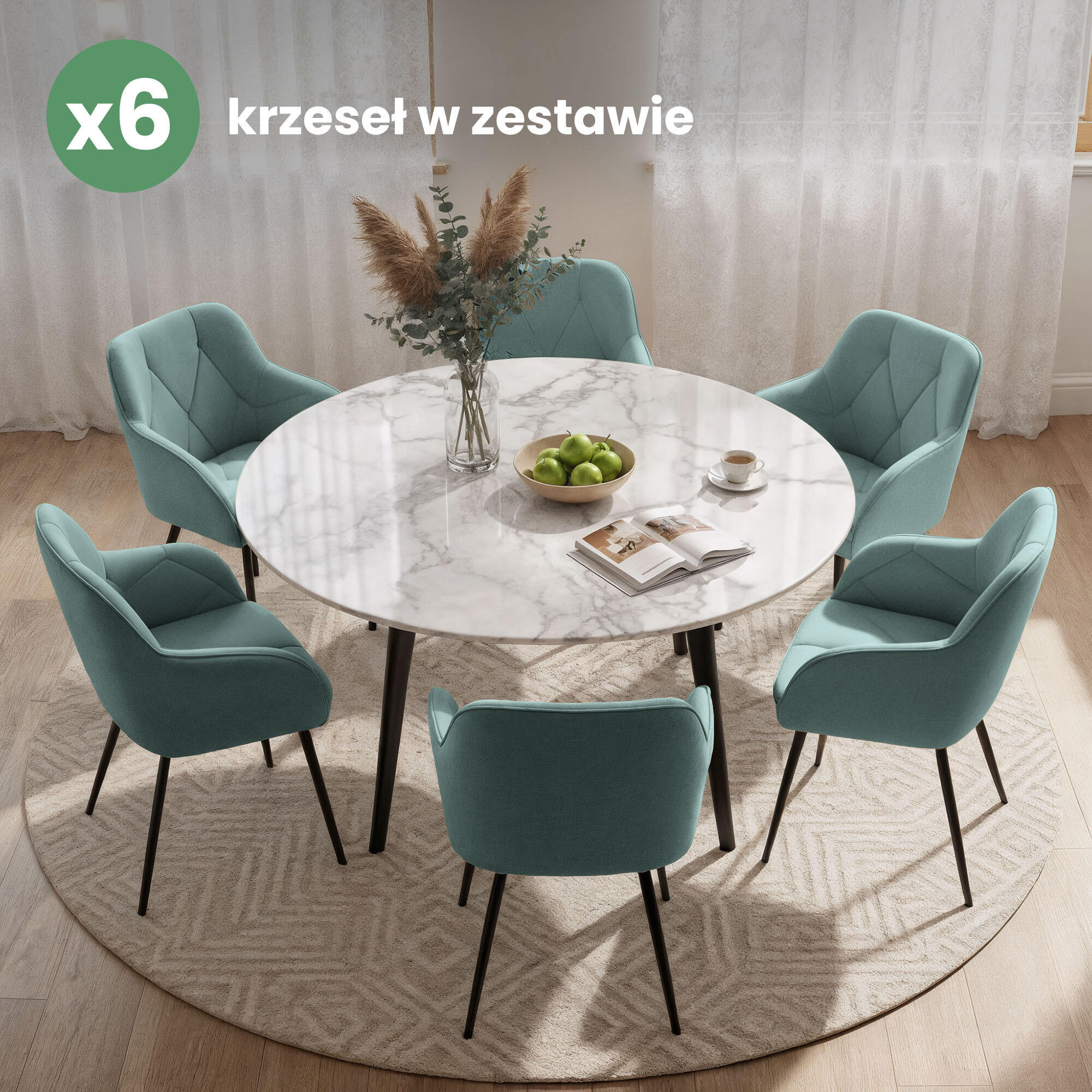 Na obrazie znajduje się okrągły stół z marmurowym blatem, otoczony sześcioma turkusowymi, pikowanymi krzesłami z czarnymi nogami. Na stole stoi wazon z roślinami, miska z zielonymi jabłkami i filiżanka, a w tle widoczne są zasłony; tekst na obrazie to \'x6 krzeseł w zestawie\'.