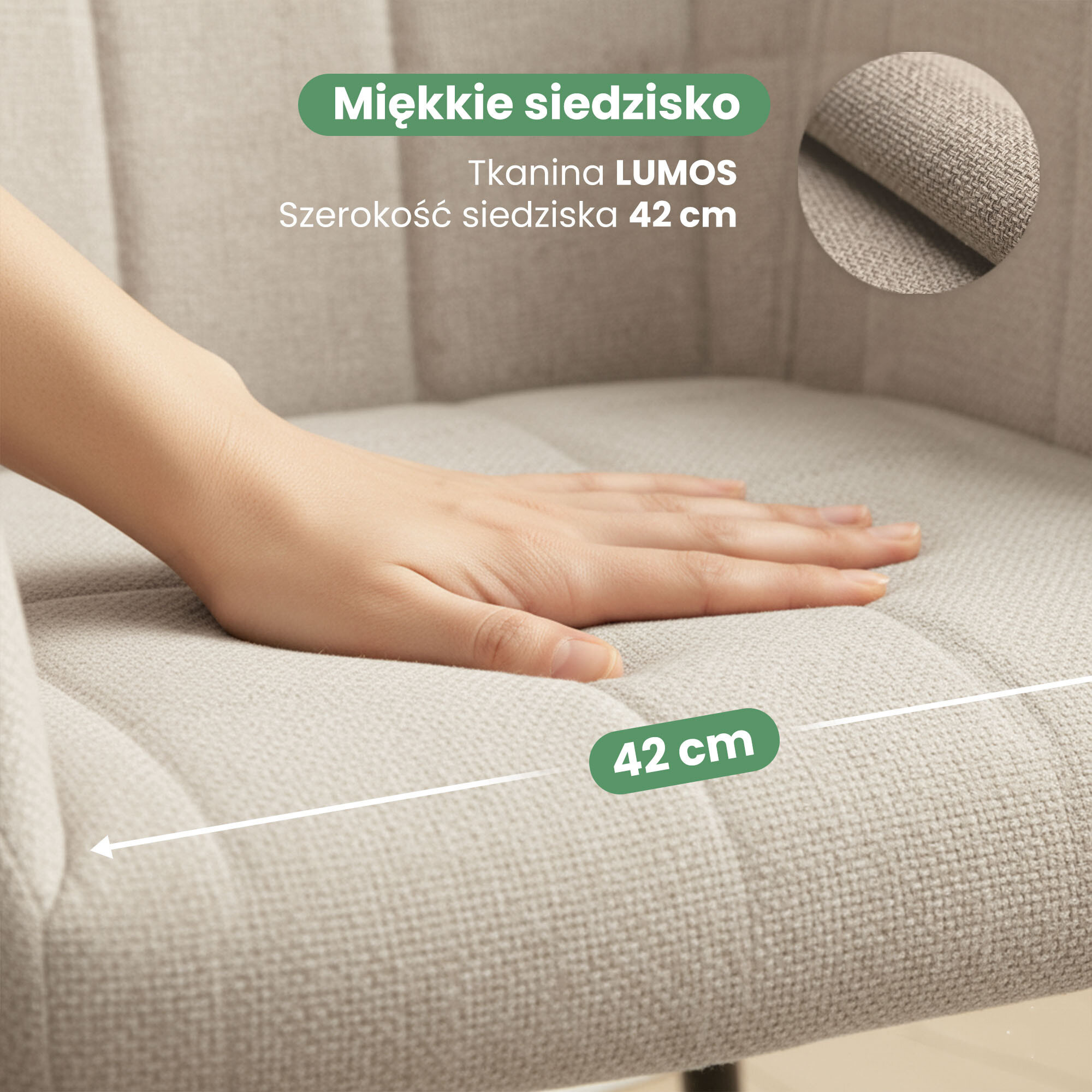 Obraz przedstawia rękę dotykającą beżowe, tapicerowane siedzisko krzesła z przeszyciami kwadratowymi. Tekst na obrazie: \'Miękkie siedzisko, Tkanina LUMOS, Szerokość siedziska 42 cm\'.