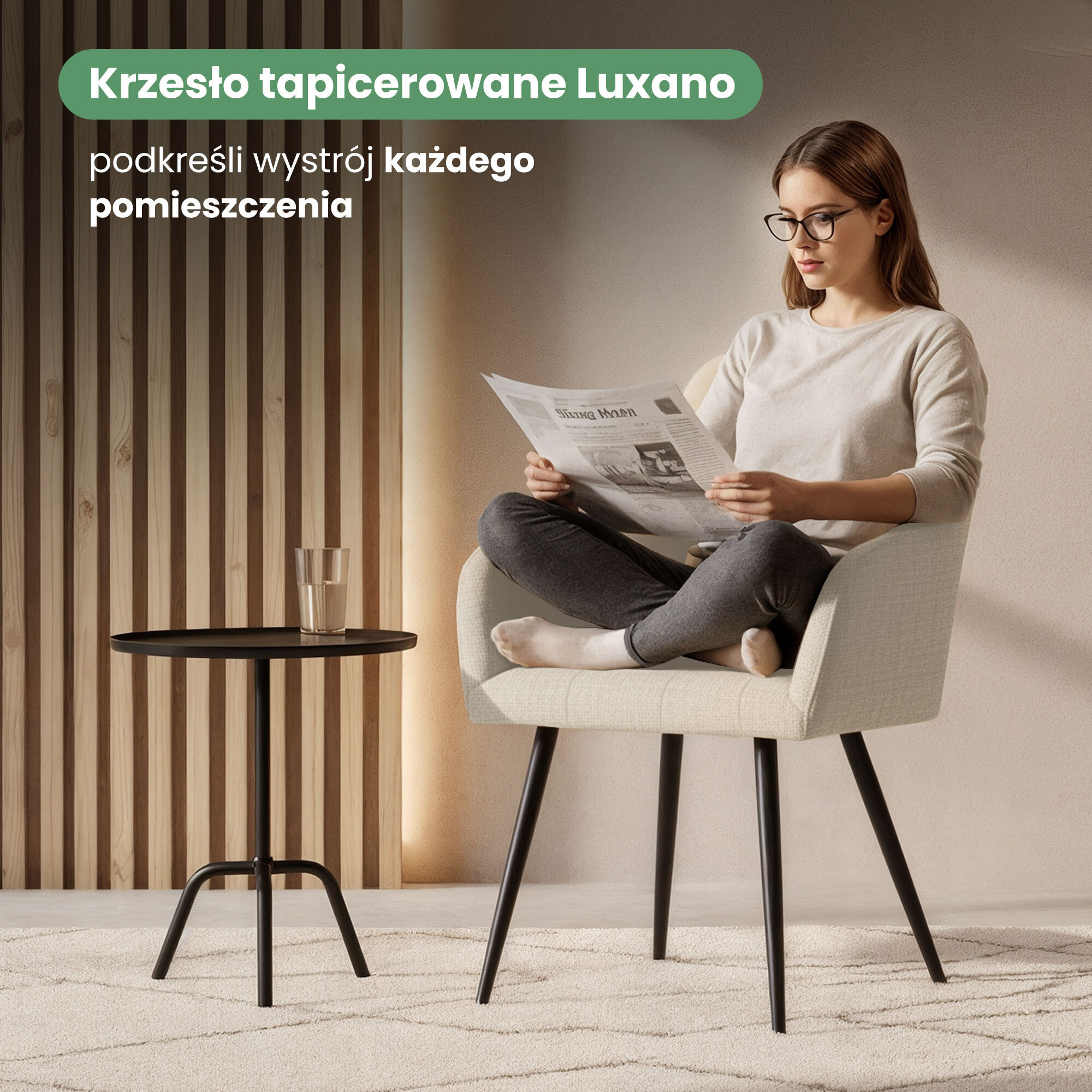 Osoba siedzi na beżowym krześle tapicerowanym z czarnymi nogami, obok znajduje się mały stolik z szklanką. Na obrazie widoczny jest tekst: \'Krzesło tapicerowane Luxano podkreśli wystrój każdego pomieszczenia\'.
