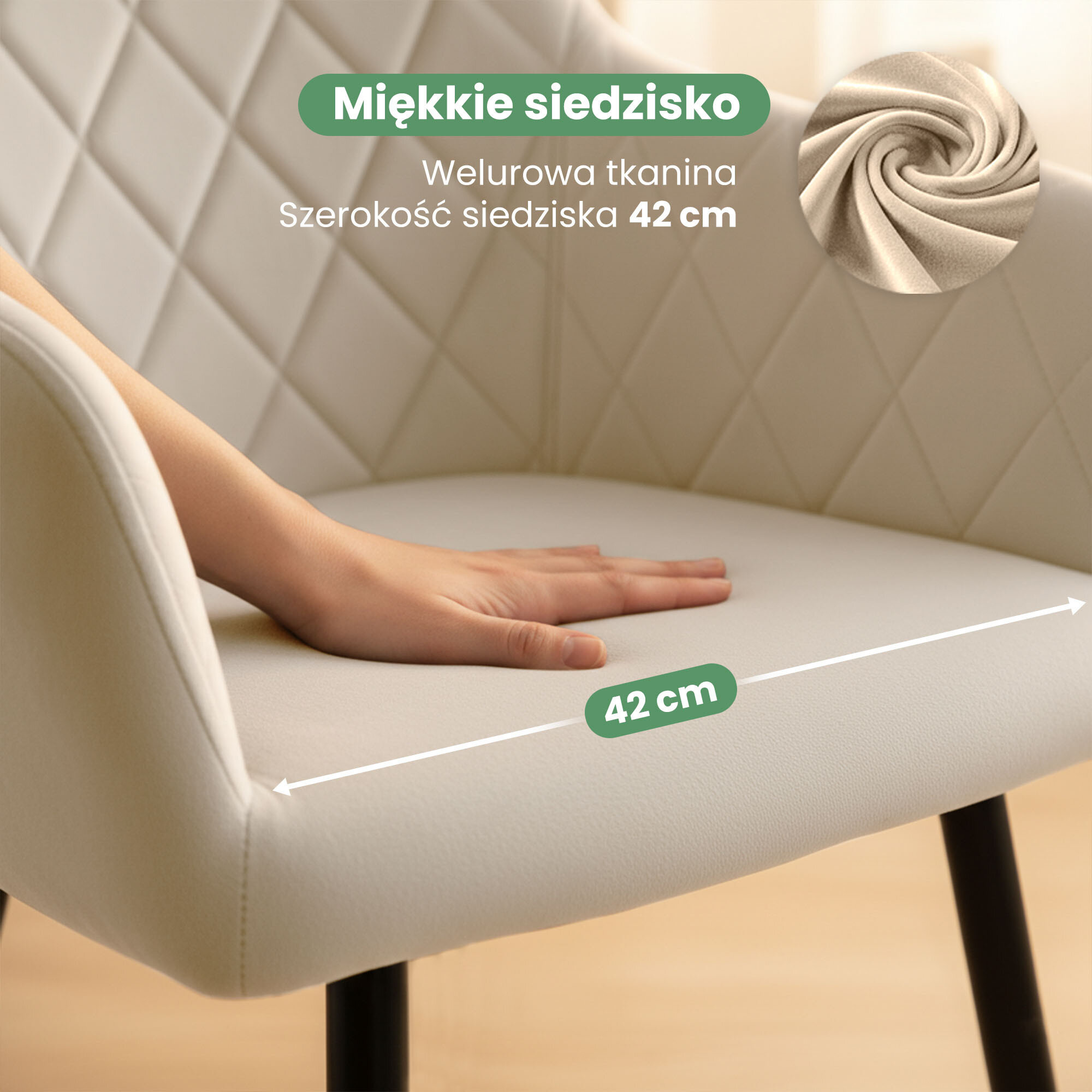 Obraz przedstawia beżowe, welurowe krzesło z pikowanym wzorem w romby i czarnymi nogami. Na krześle widoczna jest dłoń, a tekst informuje: \'Miękkie siedzisko, Welurowa tkanina, Szerokość siedziska 42 cm\'.