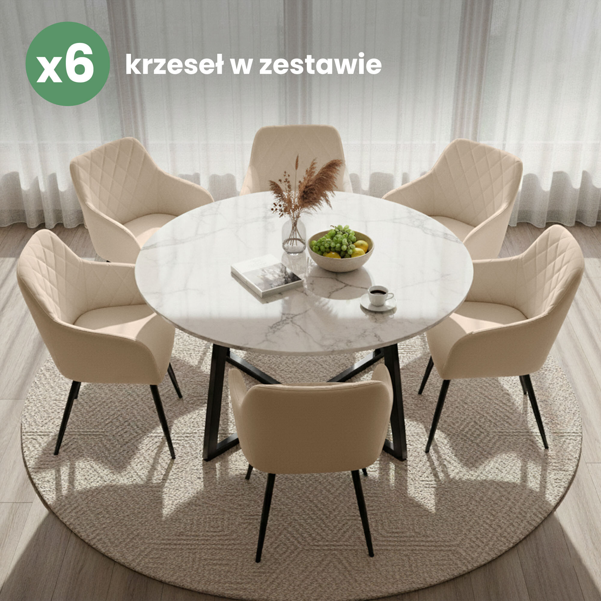 Na obrazie znajduje się okrągły stół z marmurowym blatem, otoczony sześcioma beżowymi, pikowanymi krzesłami z czarnymi nogami. W lewym górnym rogu widnieje napis \'x6 krzeseł w zestawie\'.