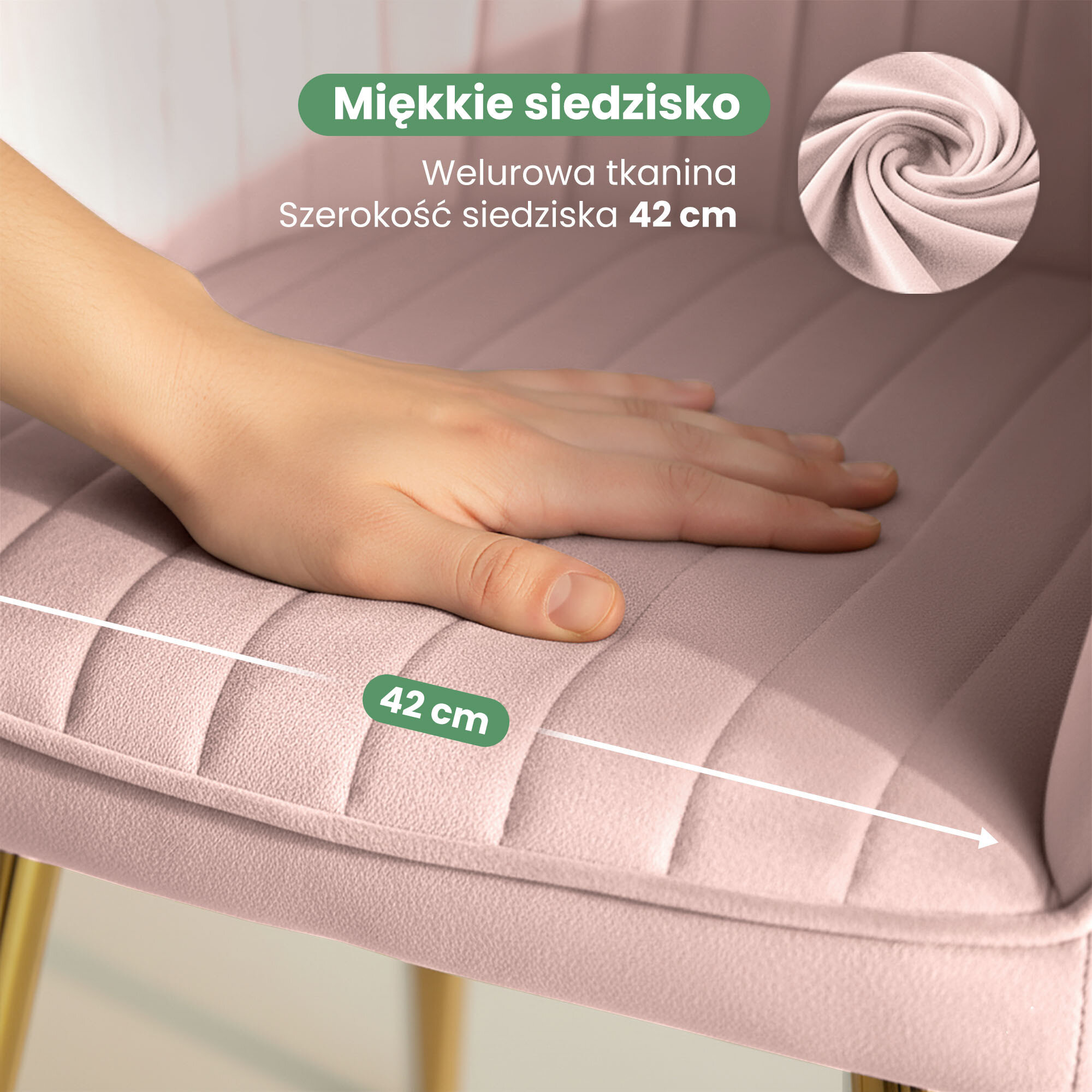 Obraz przedstawia rękę dotykającą welurowe siedzisko krzesła w kolorze pudrowego różu z przeszyciami. Na obrazie widoczny jest tekst: \'Miękkie siedzisko, Welurowa tkanina, Szerokość siedziska 42 cm\'.