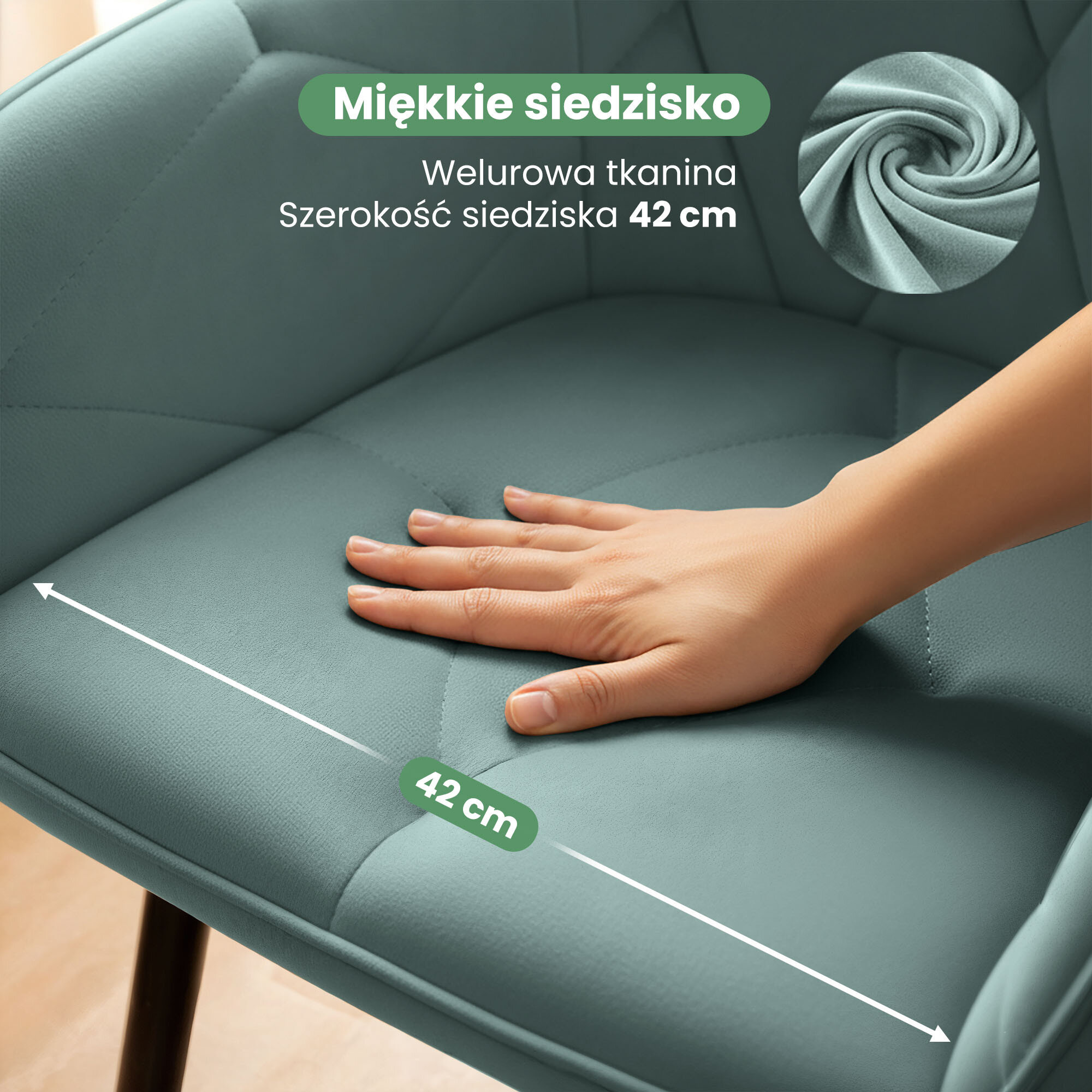 Obraz przedstawia turkusowe, welurowe krzesło z pikowanym siedziskiem, na którym spoczywa dłoń. Na obrazie widoczny jest tekst: \'Miękkie siedzisko, Welurowa tkanina, Szerokość siedziska 42 cm\'.