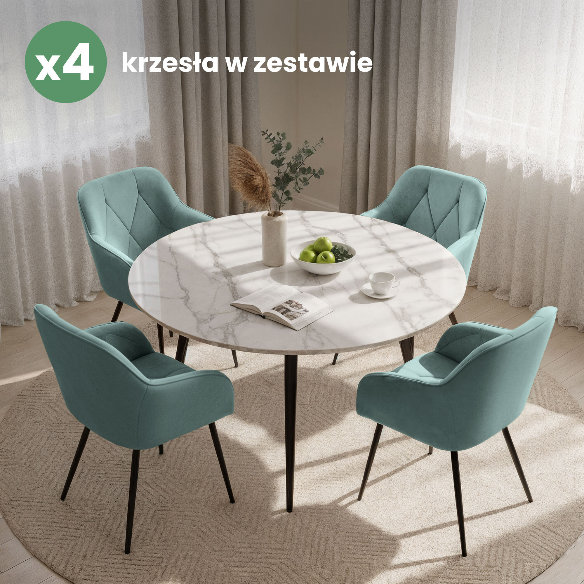 Na obrazie znajduje się okrągły stół z marmurowym blatem, otoczony czterema turkusowymi, pikowanymi krzesłami z czarnymi nogami. Na stole stoi wazon z rośliną, miska z zielonymi jabłkami, filiżanka oraz otwarta książka; w tle widoczne są zasłony i okno, a w rogu obrazu napis \'x4 krzesła w zestawie\'.