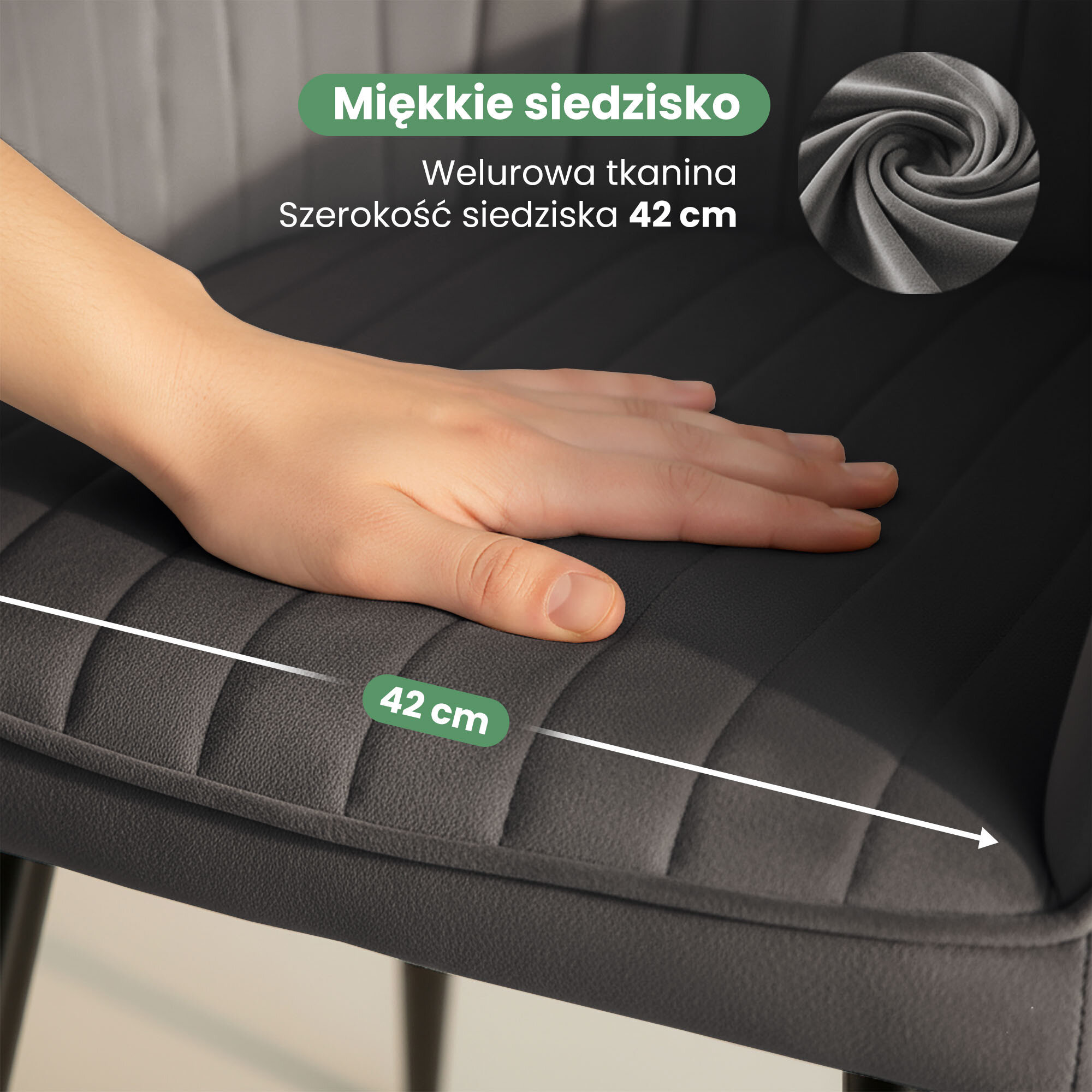 Na obrazie widać dłoń dotykającą ciemnoszarego, welurowego siedziska krzesła z przeszyciami. Tekst na obrazie: \'Miękkie siedzisko, Welurowa tkanina, Szerokość siedziska 42 cm\'.