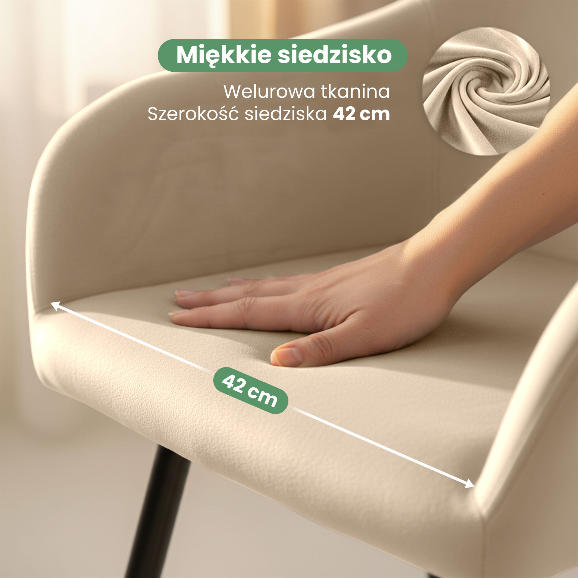Obraz przedstawia beżowe, welurowe krzesło z czarnymi nogami, na którym widoczna jest dłoń naciskająca na miękkie siedzisko. Na obrazie znajduje się tekst: \'Miękkie siedzisko, Welurowa tkanina, Szerokość siedziska 42 cm\'.