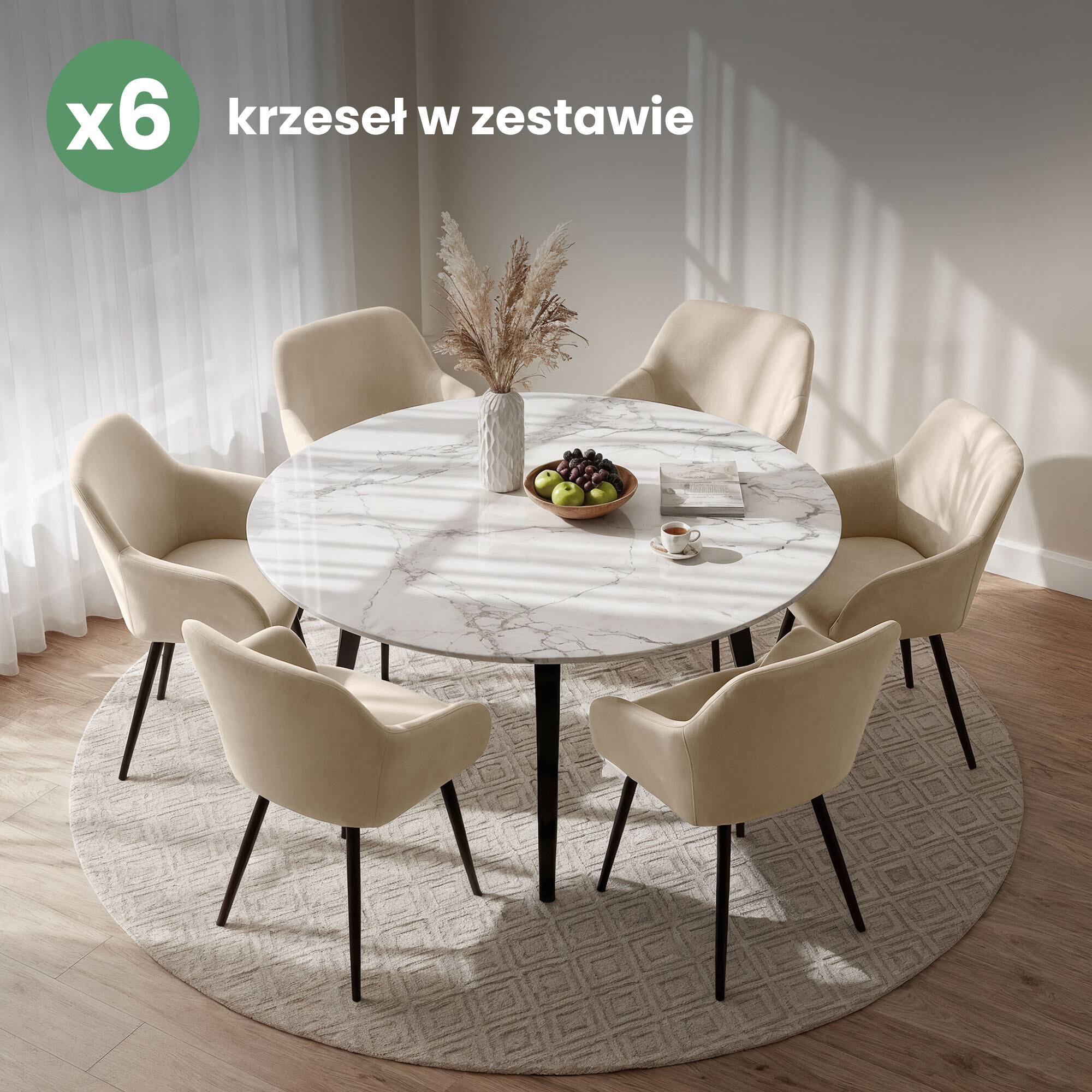 Na obrazie znajduje się okrągły stół z marmurowym blatem, otoczony sześcioma beżowymi, welurowymi krzesłami z czarnymi nogami. Na stole stoi wazon z suszonymi trawami, miska z owocami i filiżanka, a w rogu widnieje napis \'x6 krzeseł w zestawie\'.
