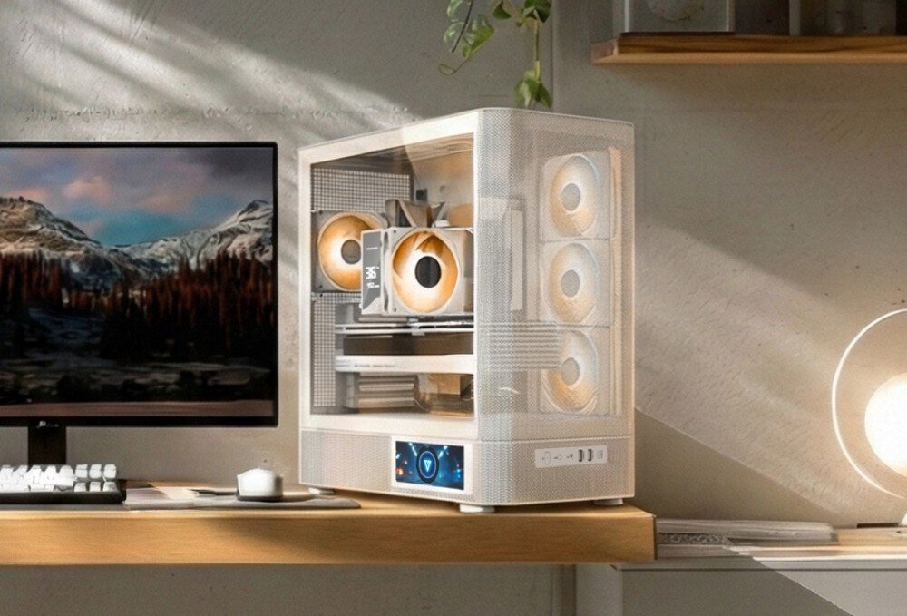 Obudowa MODECOM Volcano AQ 400 ARGB Midi obudowa komputerowa stoi na drewnianym biurku obok monitora i myszy w słonecznym pomieszczeniu