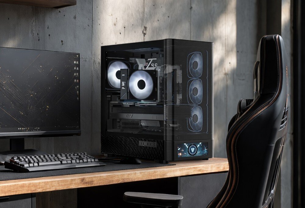 Obudowa MODECOM Volcano AQ 500 ARGB Midi Czarna obudowa komputerowa z przeszklonym bokiem stojąca na biurku obok monitora i klawiatury