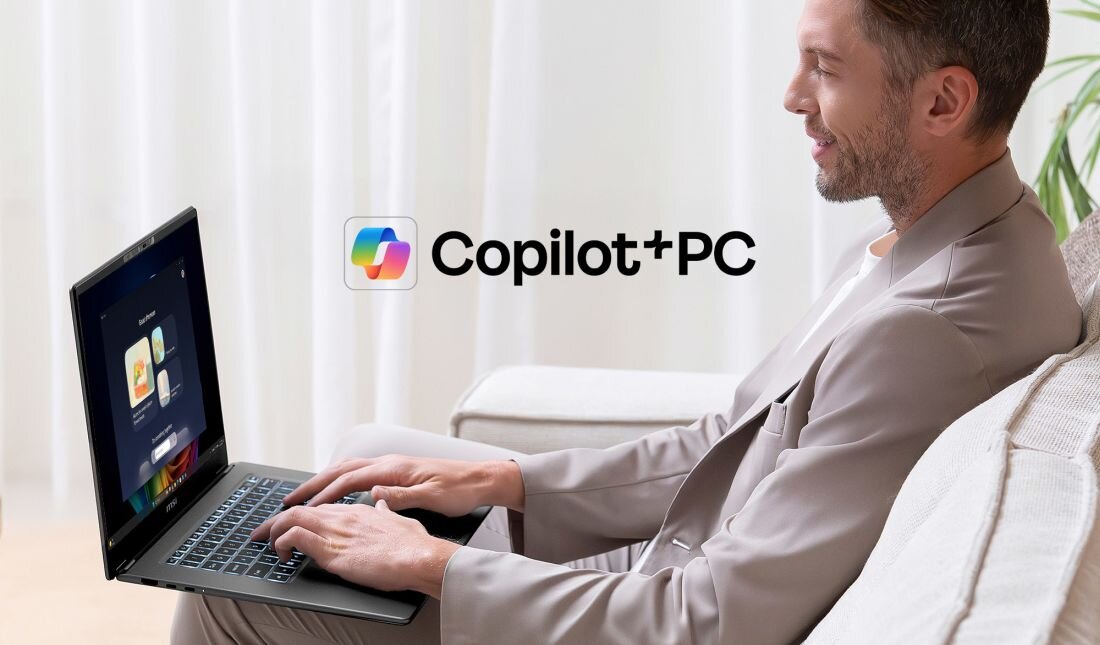 Tekst ALT: Dłonie piszą na laptopie MSI Prestige z Copilot+PC na drewnianym biurku w pracy zdalnej domowej  - Copilot+ PC Integracja AI z systemem operacyjnym 