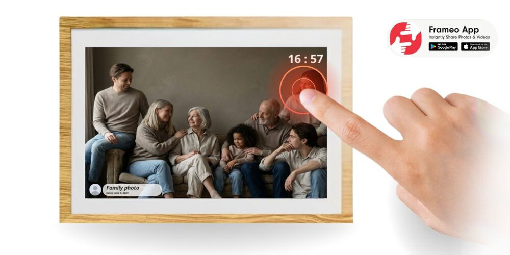 Cyfrowa ramka wyświetla zdjęcie grupy osób siedzących na kanapie z napisem \'Family photo\'. Obok ramki widoczne jest logo \'Frameo App\' oraz ikony Google Play i App Store.