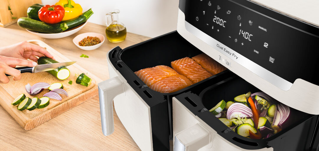 Frytkownica Tefal Dual Easy Fry XXL EY942 z otwartymi koszami wypełnionymi jedzeniem na kuchennym blacie.