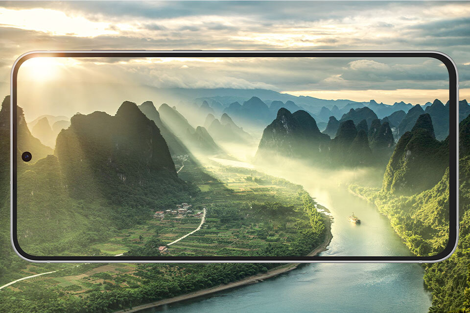 Na ekranie smartfona widać malowniczy krajobraz gór i rzekę, a słońce prześwituje przez chmury. Poniżej widnieje napis „Rozdzielczość 6,7 cala FHD+” i „Do 120 Hz”. Na ekranie smartfona widać malowniczy krajobraz gór i rzekę, a słońce prześwituje przez chmury. Poniżej widnieje napis „Rozdzielczość 6,7 cala FHD+” i „Do 120 Hz”.