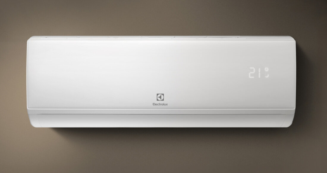Klimatyzator Split, Pompa ciepła powietrze - powietrze ELECTROLUX Hell 4D AirFlow EACS/I-18HEL/N8 EEC Stabilne działanie napięcia Zakres pracy 165–265 V sprawne działanie zdjęcie lifestyle prezentacja na ścianie