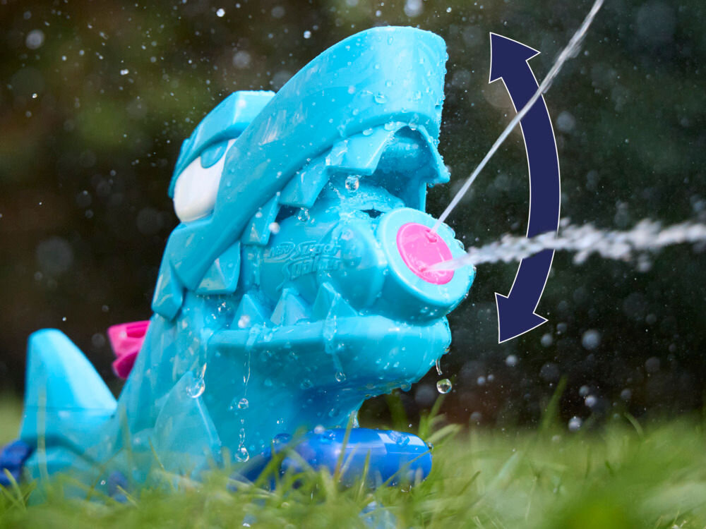 Wyrzutnia NERF Super Soaker Hop & Chomp G21485L0 Zbliżenie na pysk niebieskiego zraszacza Nerf Super Soaker w kształcie rekina z zaznaczonymi strzałkami pokazującymi ruchomą szczękę.