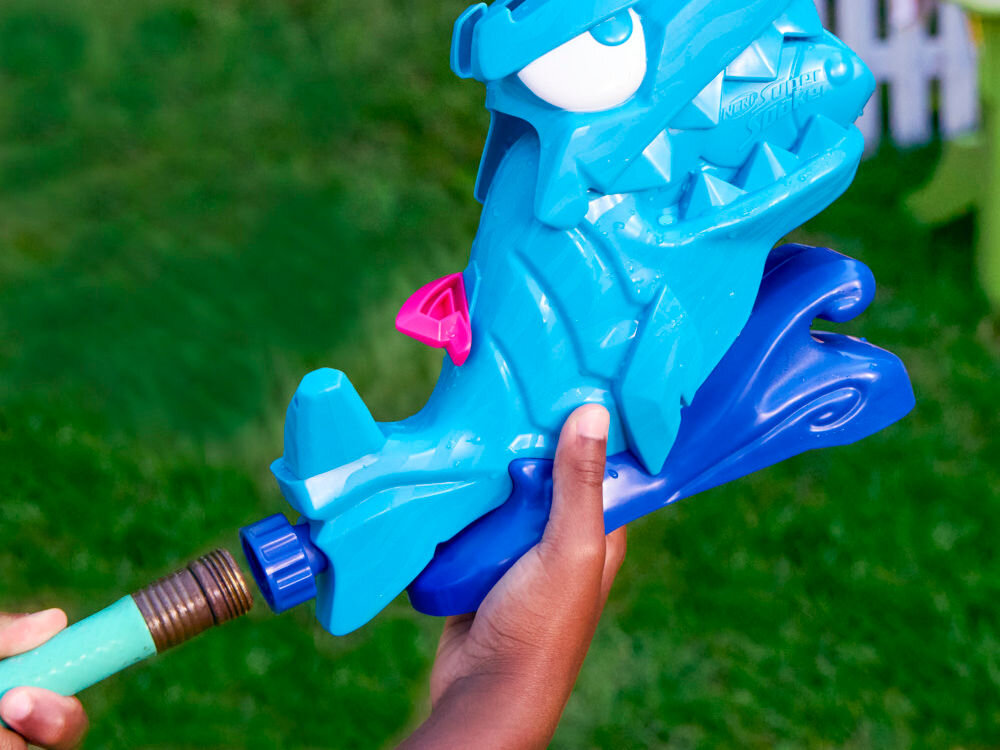 Wyrzutnia NERF Super Soaker Hop & Chomp G21485L0 Zbliżenie na dłoń podłączającą zielony wąż ogrodowy do niebieskiego zraszacza Nerf Super Soaker Hop & Chomp.