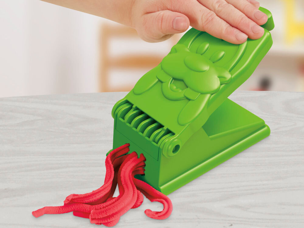 Ciastolina PLAY-DOH Disney Myszka Miki Ciastolinowe Opowieści G23245L0 Zielona wyciskarka do ciastoliny Play-Doh z motywem psa Pluto, z której po naciśnięciu dłonią wychodzą długie, czerwone paski masy plastycznej.