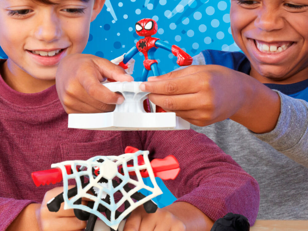 Ciastolina PLAY-DOH Marvel Spider-Man F98275L0 Dziecko bawiące się zestawem Play-Doh w otwartej różowej walizeczce, która służy jako stacja kreatywna z matrycami. Na stole leżą tuby z masą plastyczną, figurka Myszki Minnie, różowy wałek w serca oraz gotowe kształty odciśnięte w ciastolinie.