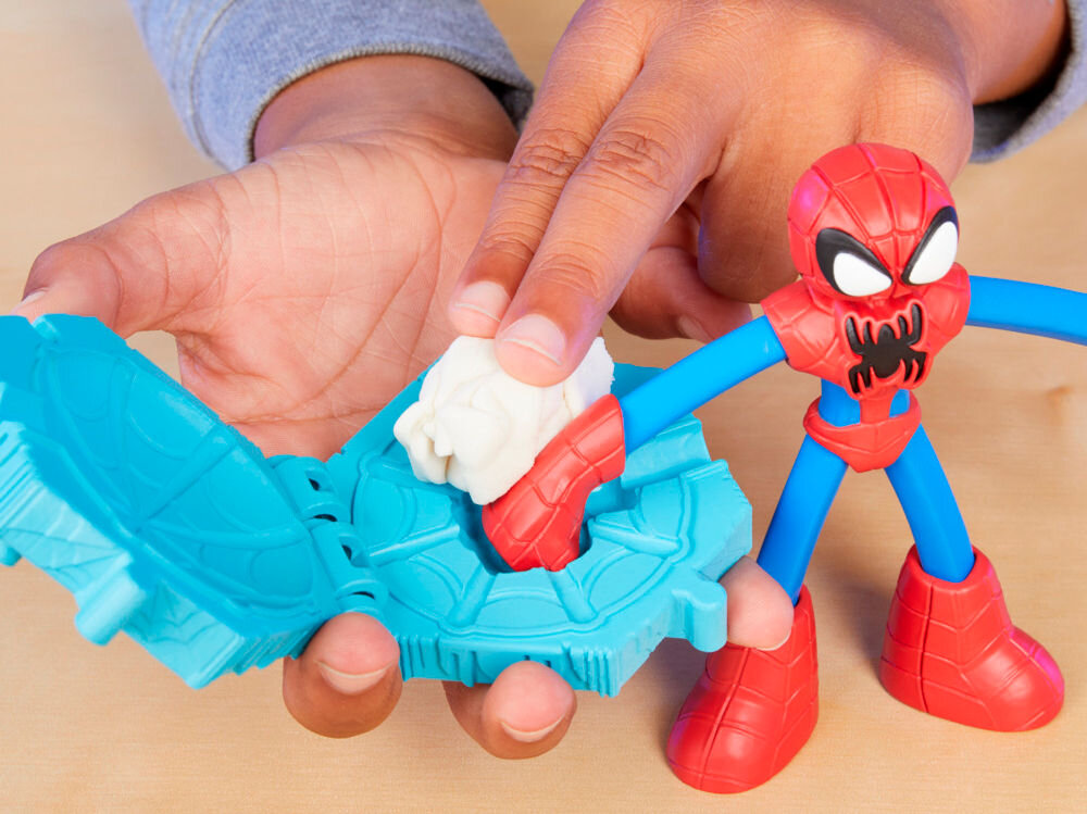 Ciastolina PLAY-DOH Marvel Spider-Man F98275L0 Zbliżenie na figurkę Myszki Minnie w stroju kucharki oraz różowy wałek Play-Doh z wypukłym wzorem w serca, który pozostawia dekoracyjne odciski na fioletowej masie plastycznej.