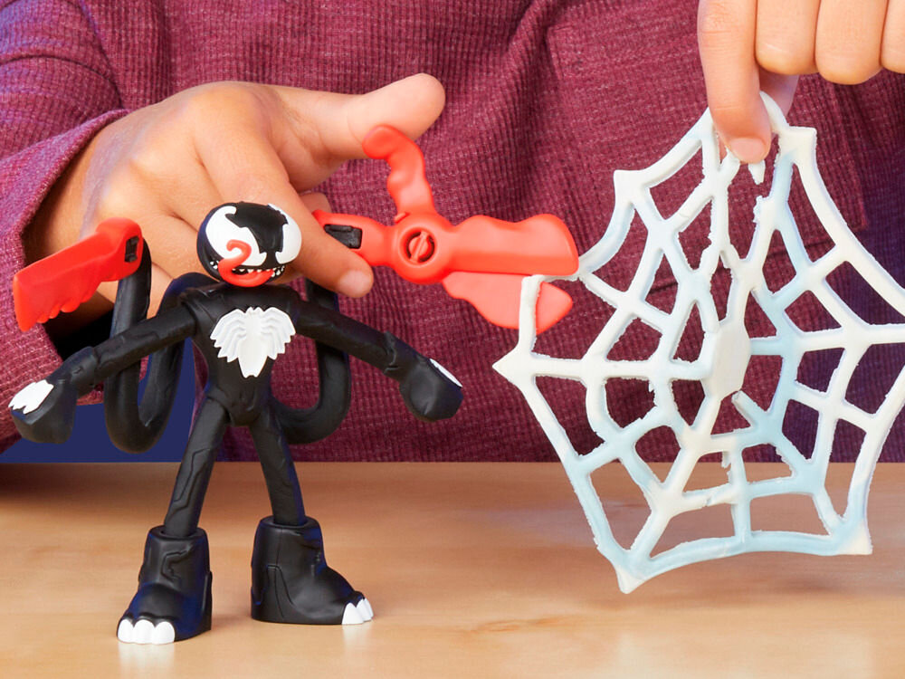 Ciastolina PLAY-DOH Marvel Spider-Man F98275L0 Prezentacja różowej matrycy Play-Doh z wieloma kształtami do odciskania. Widoczne gotowe elementy z fioletowej i turkusowej masy: głowa Myszki Miki z różnymi teksturami, gwiazdki, serca oraz dłonie Myszki Minnie.