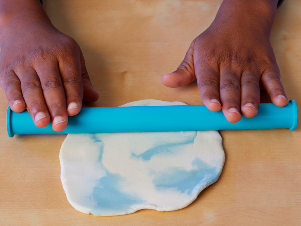 Ciastolina PLAY-DOH Marvel Spider-Man F98275L0 Wnętrze otwartej walizeczki Play-Doh wypełnione akcesoriami: dwiema tubami ciastoliny, figurką Minnie, wałkiem oraz foremką do babeczek. Walizeczka pełni funkcję praktycznego schowka na cały zestaw.