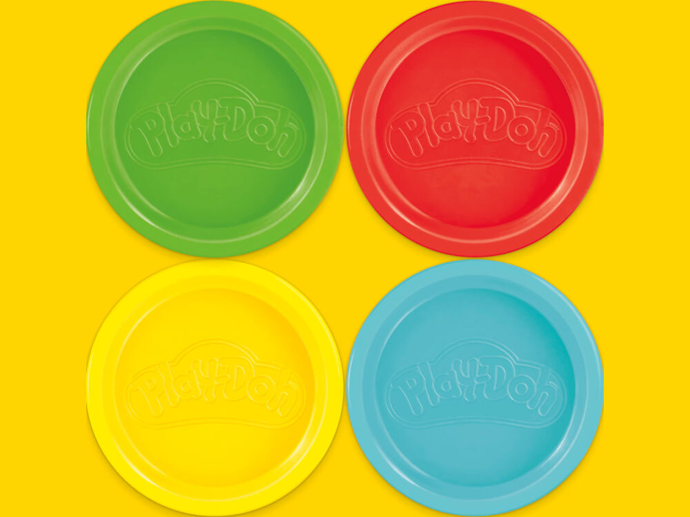 Ciastolina PLAY-DOH Zestaw startowy B11695L0 Cztery okrągłe wieczka od pojemników ciastoliny Play-Doh w kolorach zielonym, czerwonym, żółtym i jasnoniebieskim z wytłoczonym logo marki, ułożone symetrycznie na żółtym tle.