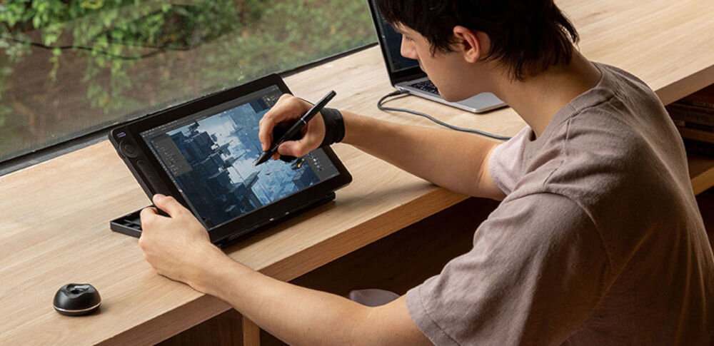 Tablet graficzny HUION Kamvas 13 gen. 3
							wygodne tworzenie treści, mężczyzna korzystający z tableta, laptop  na biurku