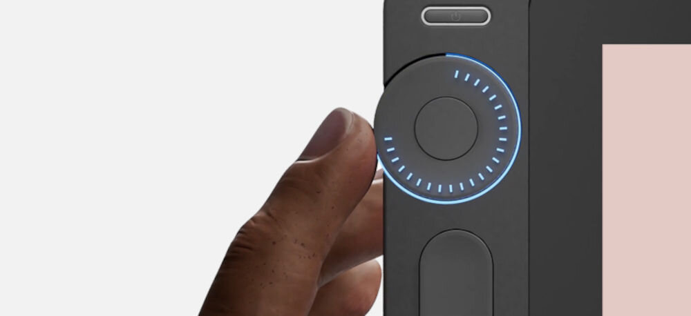 Tablet graficzny HUION Kamvas 13 gen. 3
					szybki dostęp do funkcji, dwa kółka dial, pięć programowalnych przycisków, dwa przełączniki funkcyjne,
					możliwość dostosowania ustawień do własnych potrzeb,
					jasne tło, zbliżenie na kółko Dial