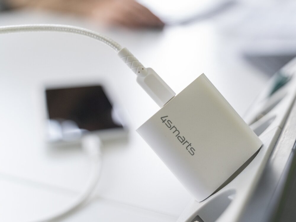 Ładowarka sieciowa 4SMARTS VoltPlug 20W + Kabel USB-C - Lightning Biały
                ładowarka i kabel wpięta do kontaktu