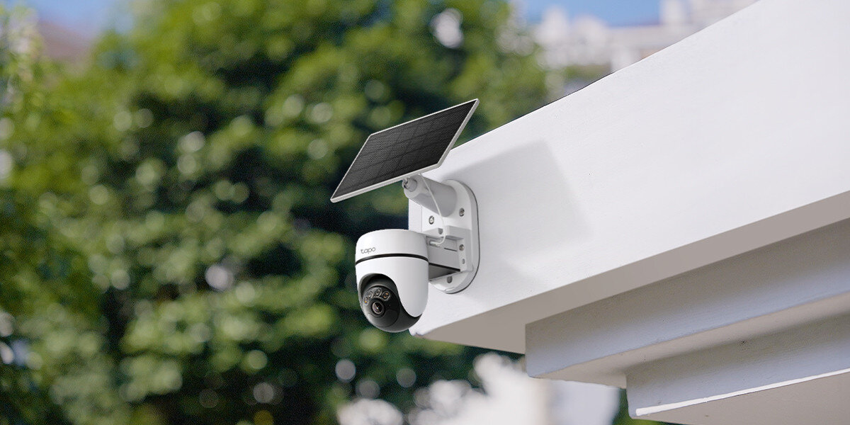 Kamera TP-LINK Tapo C630 Kit Zewnętrzna, Wi-Fi, Kamera obrotowa, monitoring, słońce, ochrona, dom, Zestaw Tapo C630 KIT zamontowany na białej elewacji pod dachem w słoneczny dzień.