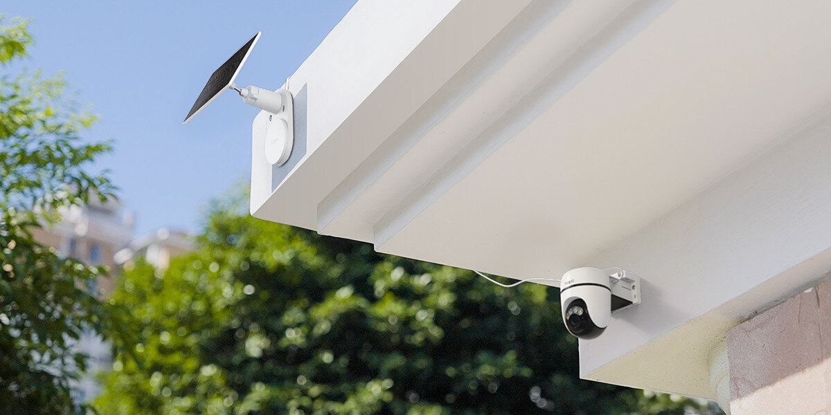 Kamera TP-LINK Tapo C630 Kit Zewnętrzna, Wi-Fi, Kamera obrotowa, słońce, panel, energia, bateria, Oddzielny montaż kamery i panelu solarnego połączonych kablem na rogu budynku.
